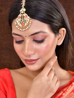 Gold-plated flower design kundan & pearl maang tikka 2
