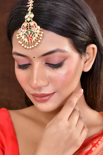 Gold-plated flower design kundan & pearl maang tikka