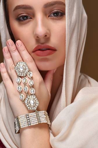Bridal hand harness with kundan stones by leshya