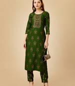 Women's dark green heavy rayon 14 kgs embroidery kurti with pant