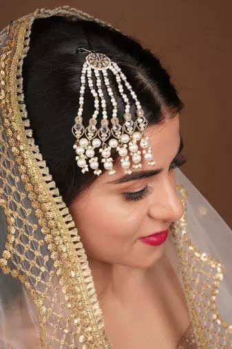Exquisite Kundan Pearl Maang Tikka