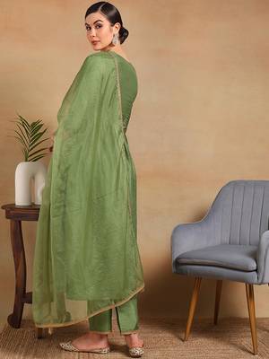 women green silk blend solid yoke design flared empire kurta pant with dupatta 4