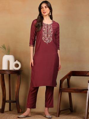 women mauve silk blend solid embroidered straight kurta 1