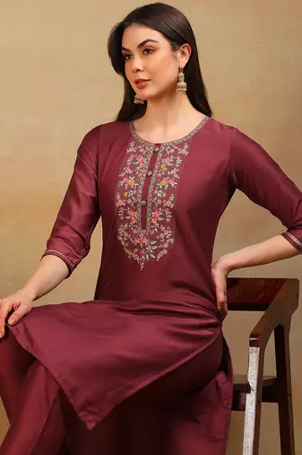women mauve silk blend solid embroidered straight kurta