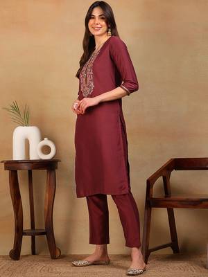 women mauve silk blend solid embroidered straight kurta 3