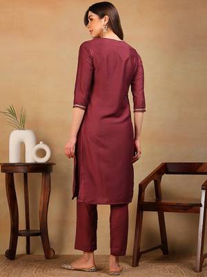 women mauve silk blend solid embroidered straight kurta 4