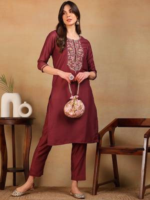 women mauve silk blend solid embroidered straight kurta 5
