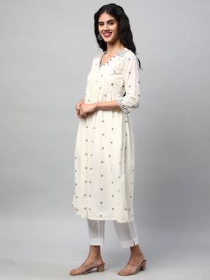 Flared kurta in cotton jamdani print with mirrorwork embellishment. 3