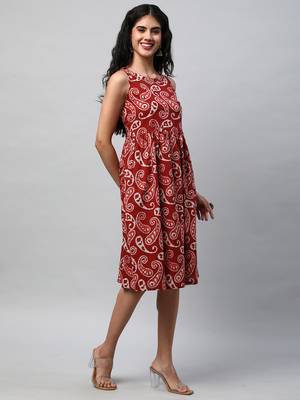 Boxy flared printed cotton dress with hand embroidery. 4
