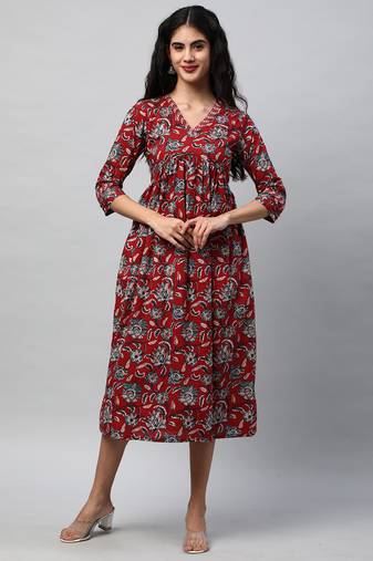 Flared dress with gathering details and side pocket.