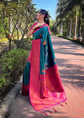 Bottle Green Soft Silk Contrast Gold Zari Woven Saree 3