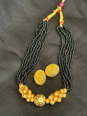 Traditional maharashtrian mangalsutra with earrings 2
