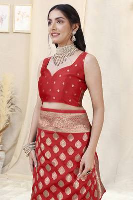 Red Banarasi silk blend woven design woven golden zari border saree with unstitched blouse piece 5