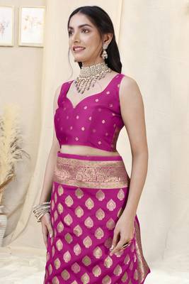 Magenta Banarasi silk blendWoven Design Woven Golden Zari Border Saree With Unstitched Blouse Piece 5