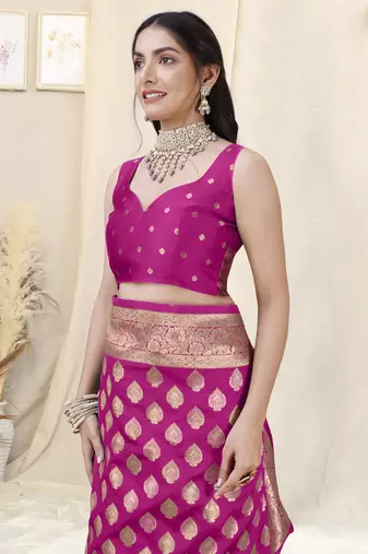 Magenta Banarasi silk blendWoven Design Woven Golden Zari Border Saree With Unstitched Blouse Piece