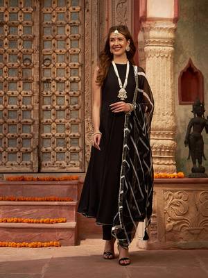 Black flared kurta set with dupatta 1