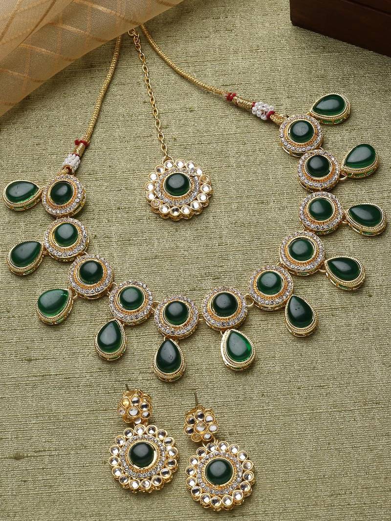 Drop shaped ad green stones collar bone necklace set with earring & maangtika jewellery set for women (ns105614)