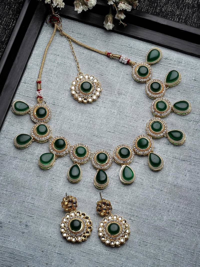 Drop shaped ad green stones collar bone necklace set with earring & maangtika jewellery set for women (ns105614)