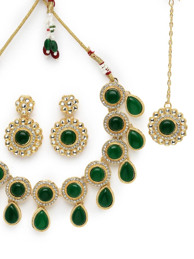 Drop shaped ad green stones collar bone necklace set with earring & maangtika jewellery set for women (ns105614)