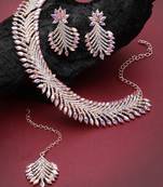 Graceful rose gold plated rainbow collar bone necklace set with earring & maangtika jewellery set for women (ns105639)