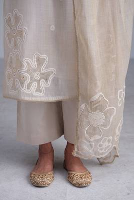 Fog beige woven kurta and contrast dupatta with hand work detailing 3