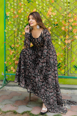 Gold black georgette kurta set with dupatta 3