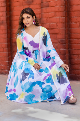 Pretty white georgette kurta set with dupatta 3