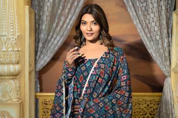 Georgette printed kurta set with pant & dupatta 5