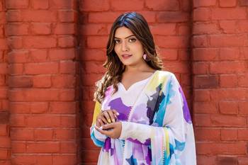 Pretty white georgette kurta set with dupatta 5