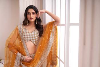 Yellow Shibori Crepe Lehenga choli set with Net Dupatta 3