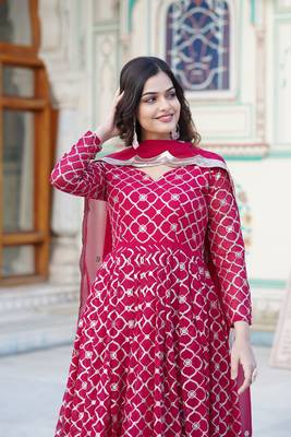Heavy wedding wear gown with dupatta in pink colour 3