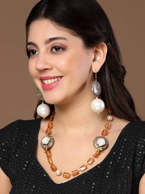 Orange & brown haar necklace with pearls &  natural stones 1