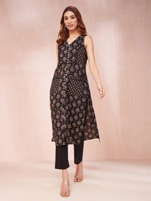  black ethnic motifs round neck straight kurta 1