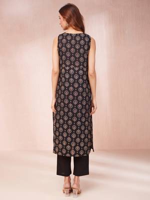  black ethnic motifs round neck straight kurta 3