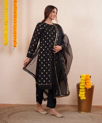 Black zari embroiderd silk kurta set 1
