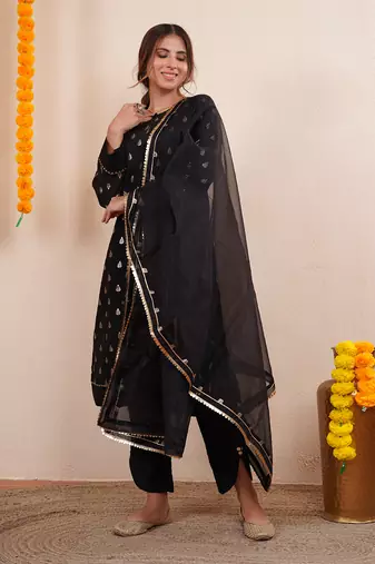 Black zari embroiderd silk kurta set