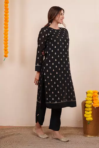 Black zari embroiderd silk kurta set