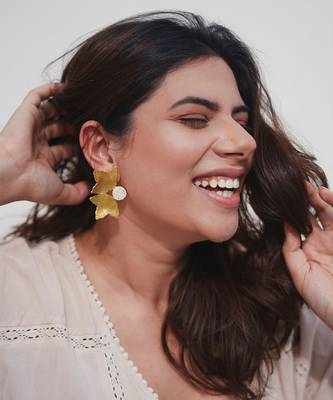 Petal studs earrings 1
