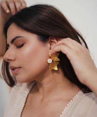 Petal studs earrings 2