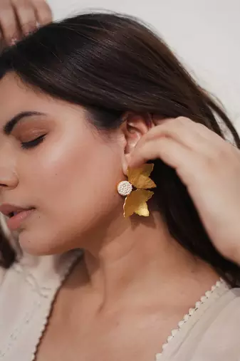 Petal studs earrings