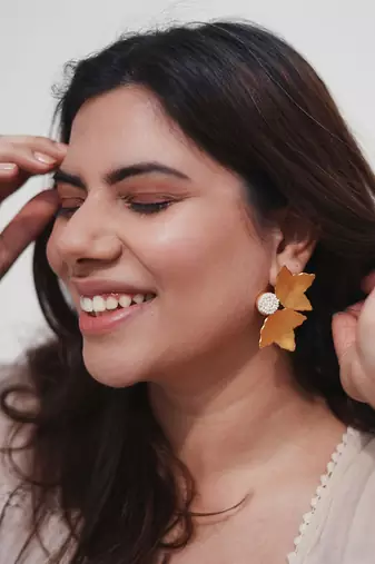 Petal studs earrings