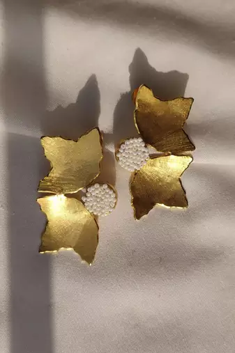 Petal studs earrings