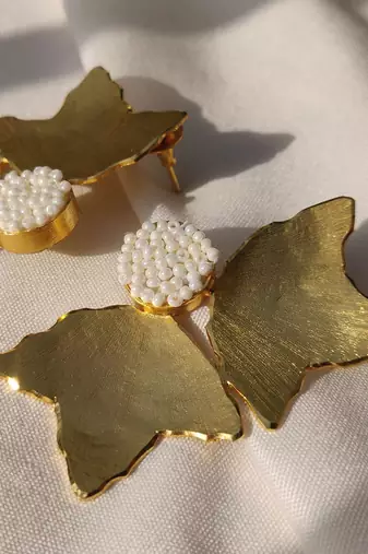 Petal studs earrings