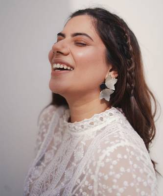 Petal studs earrings 1