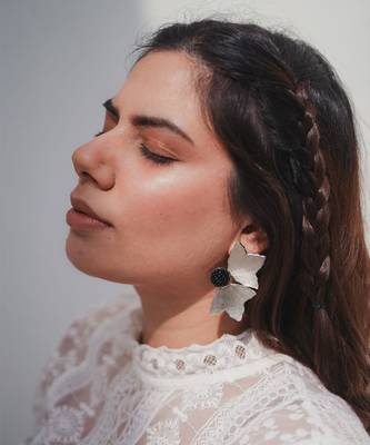 Petal studs earrings 3