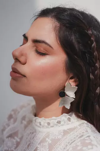 Petal studs earrings