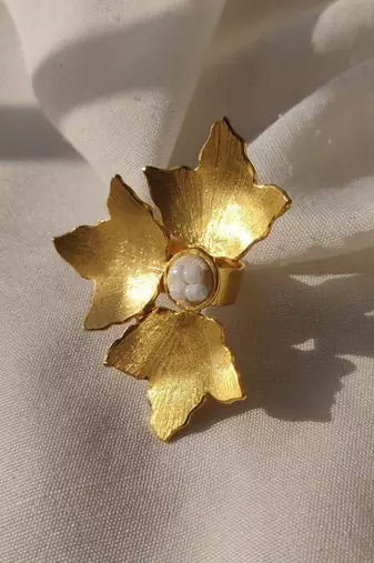 Three petal ring ring