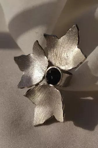 Three petal ring ring