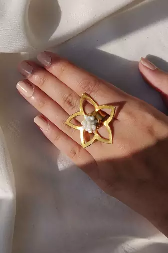 Flower frame ring ring