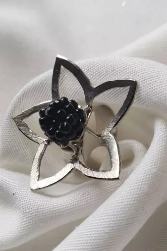 Flower frame ring ring